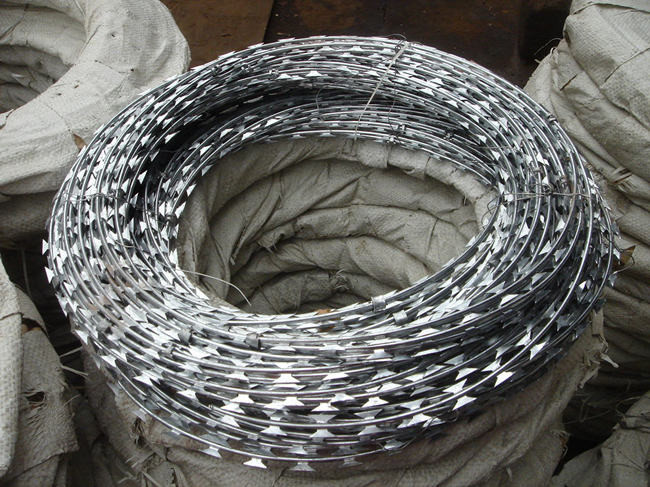 18m 15cm Concertina Razor Barbed Wire CBT 60 Diamond Mesh Fencing