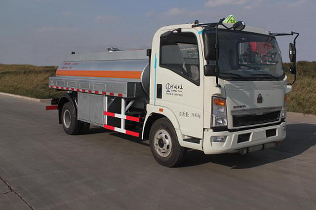 Double Seats 4x2 Fuel Tank Truck SINOTRUK HOWO 5m3 With Engine Chaochai And Cab 2080