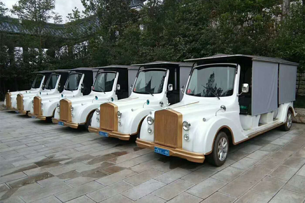 Golden 8-11 Passengers Electric Vintage Cars For Hotel / Resort VIP Reception
