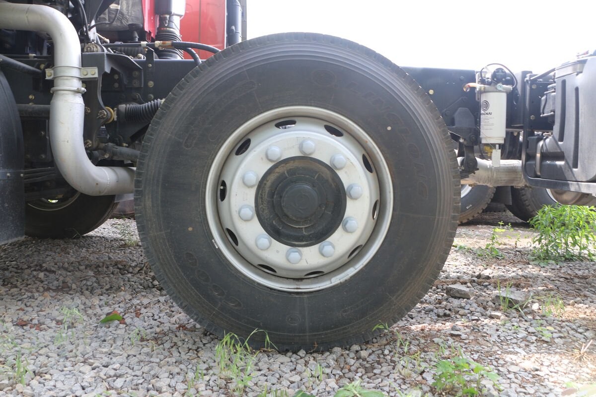 Used Heavy Duty Cargo Trucks Chassis For Sale Dayun N8e 8×4 Drive Mode 350hp Second Hand Cargo Trucks