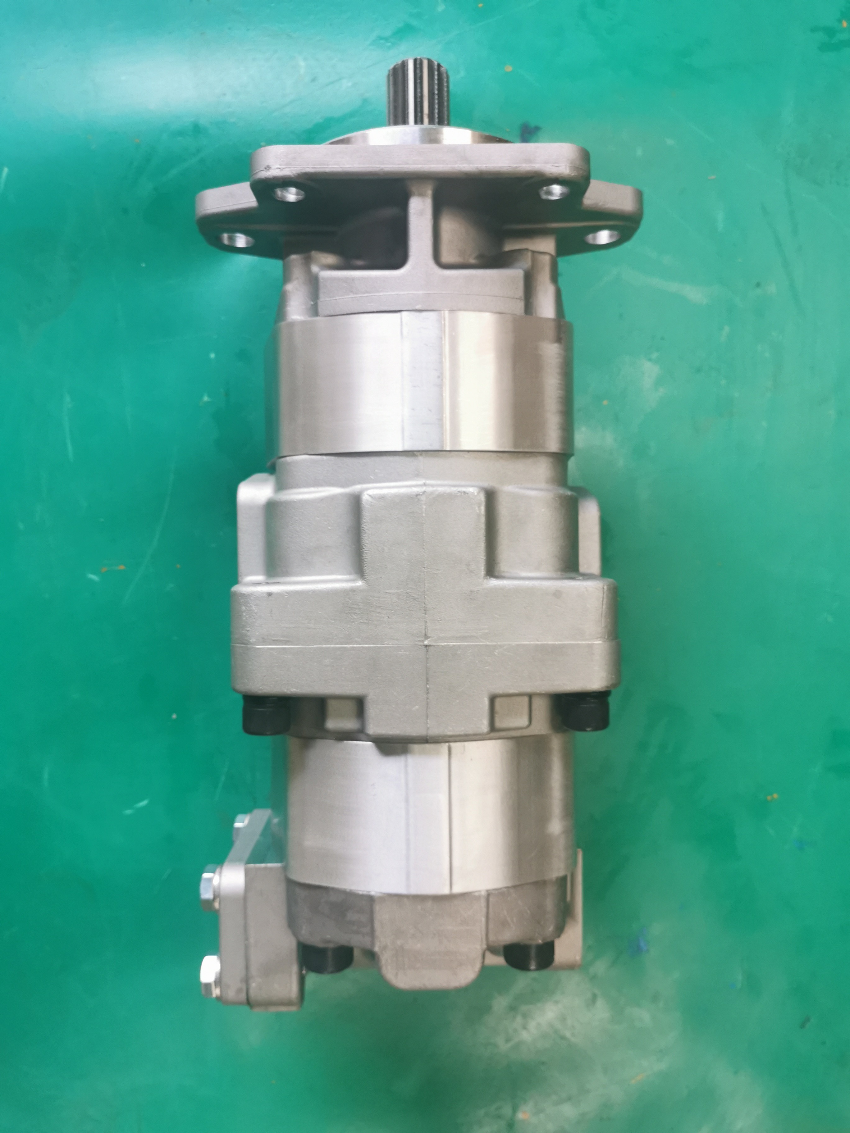 705-51-30290 Komatsu Gear Pump Bulldozers D155A D155AX Weight: 29 kgs