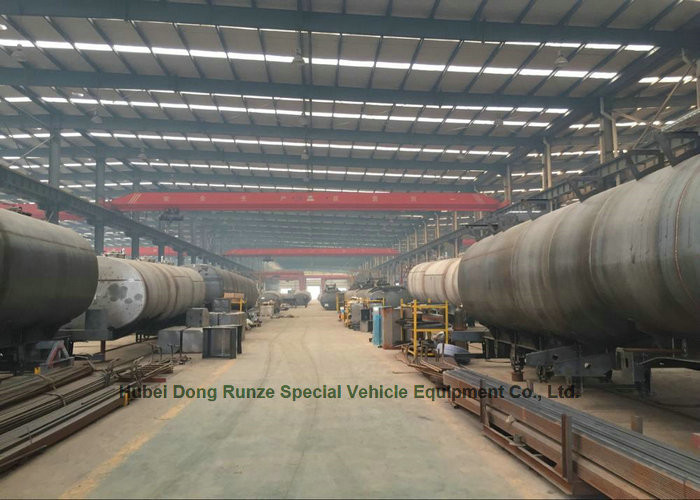 Carbon Steel Oil Transport Tank Trailer Tri Axle Heavy Capacity 30000L-45000L