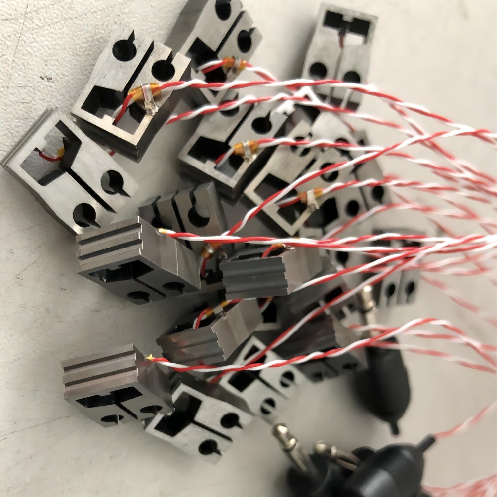 Customized pulse thermocompression welding head for molybdenum alloy and titanium alloy