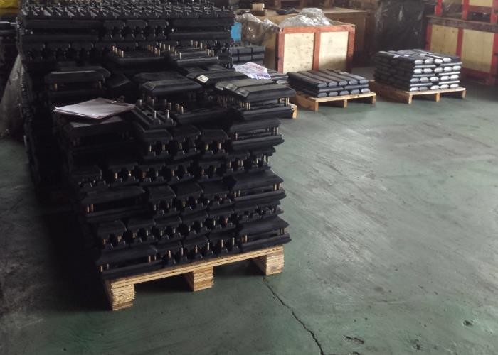 135mm Pitch Clip On Excavator Rubber Pads For Komatsu 450HD Model