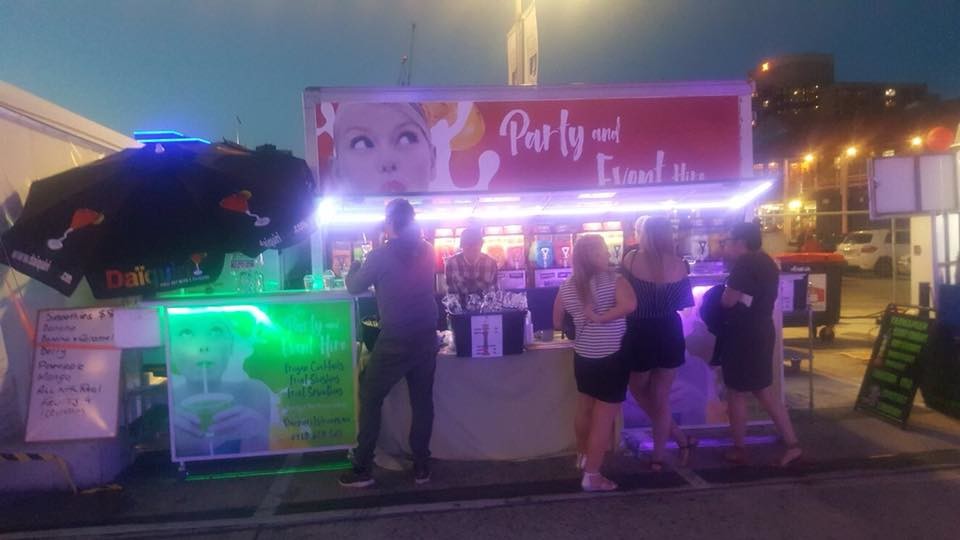 Wheeled Portable Bar Counter , Lightweight Folding Bar Counter On Grass