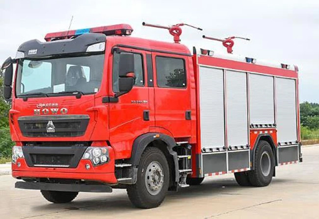 Powerful And Durable Euro 5 Fire Truck 8x4 For Challenging Terrain And Extreme Conditions