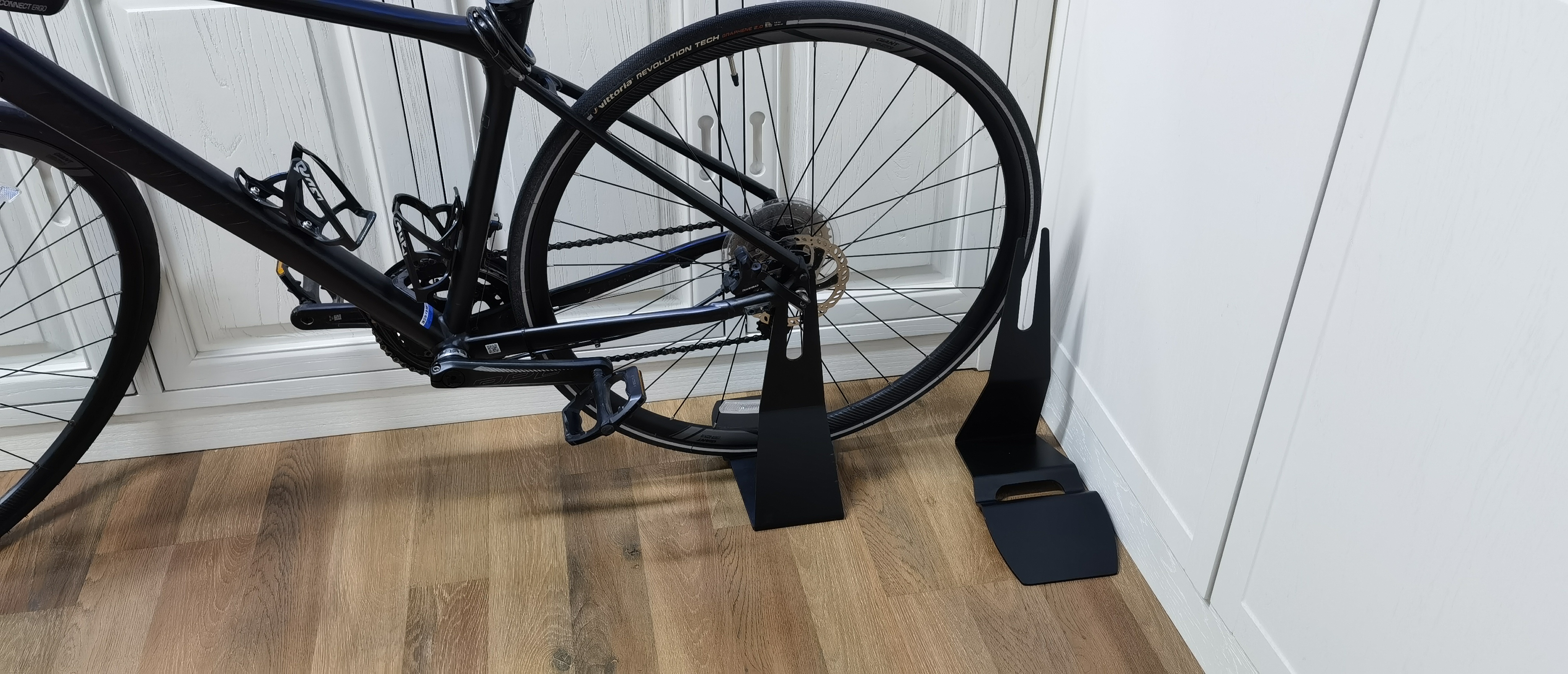 White Bicycle Floor Type Hub Mount Parking Stand Bike Storage Rack for Indoor and Outdoor