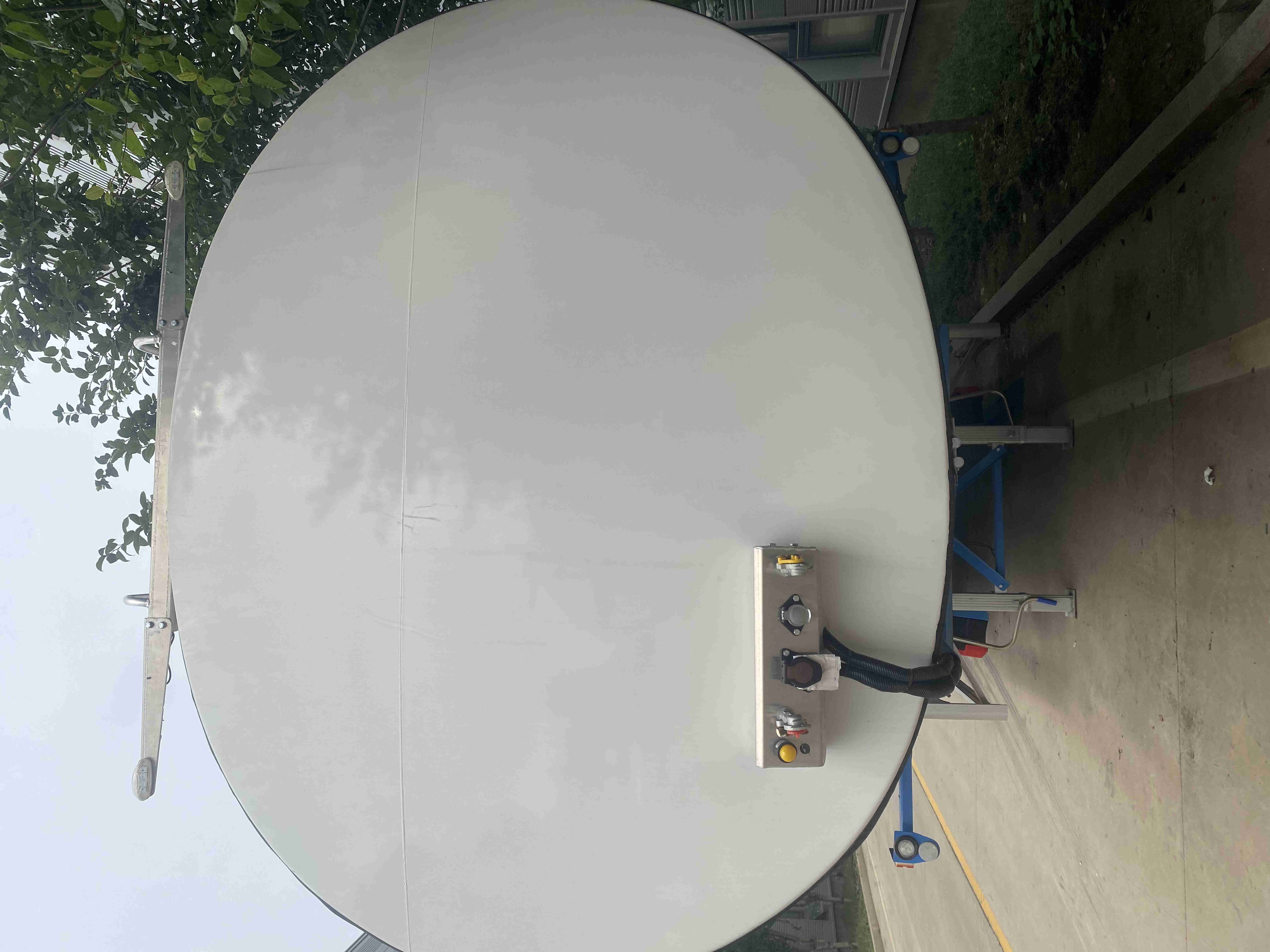 Truck Trailer Solution CIMC Three-Axis Oil Tanker Truck for Safe Transport 30000 kg