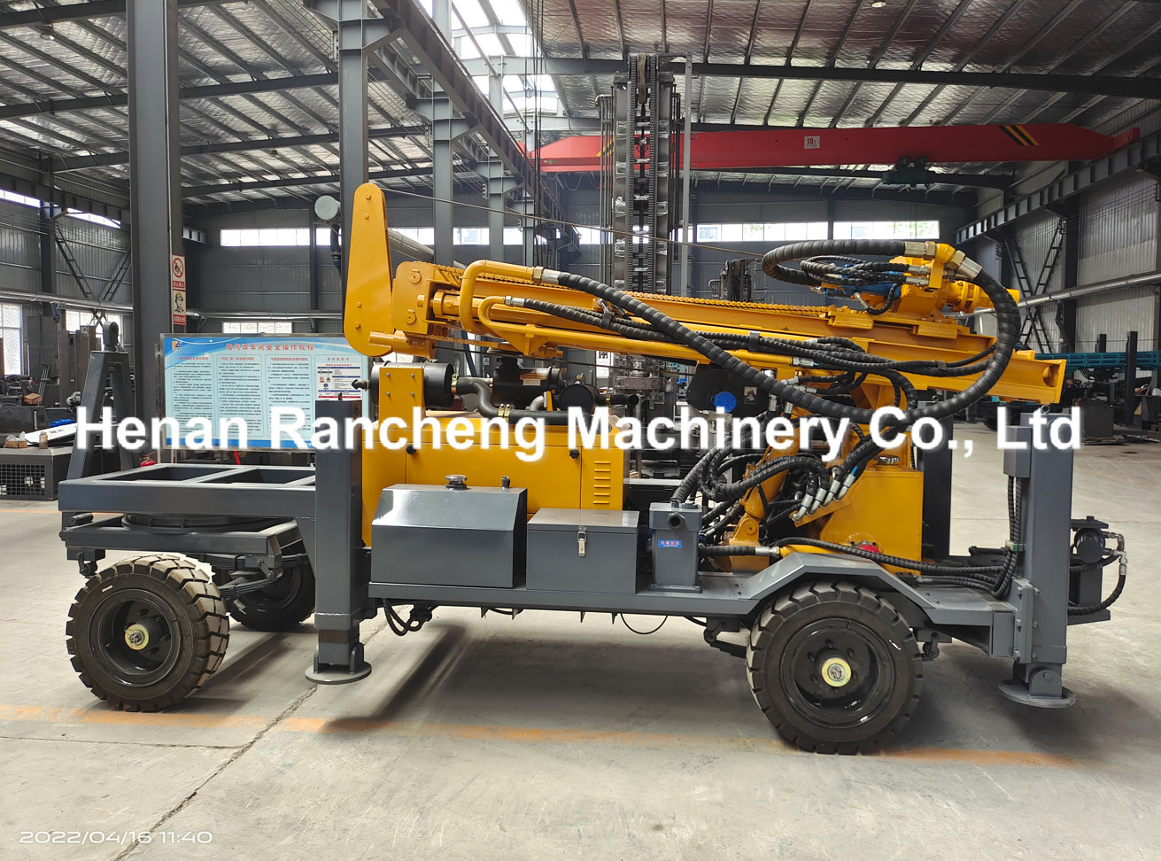 Wheel Mounted Water Borehole Drilling Machine 260m Depth 70KW Diesel Engine