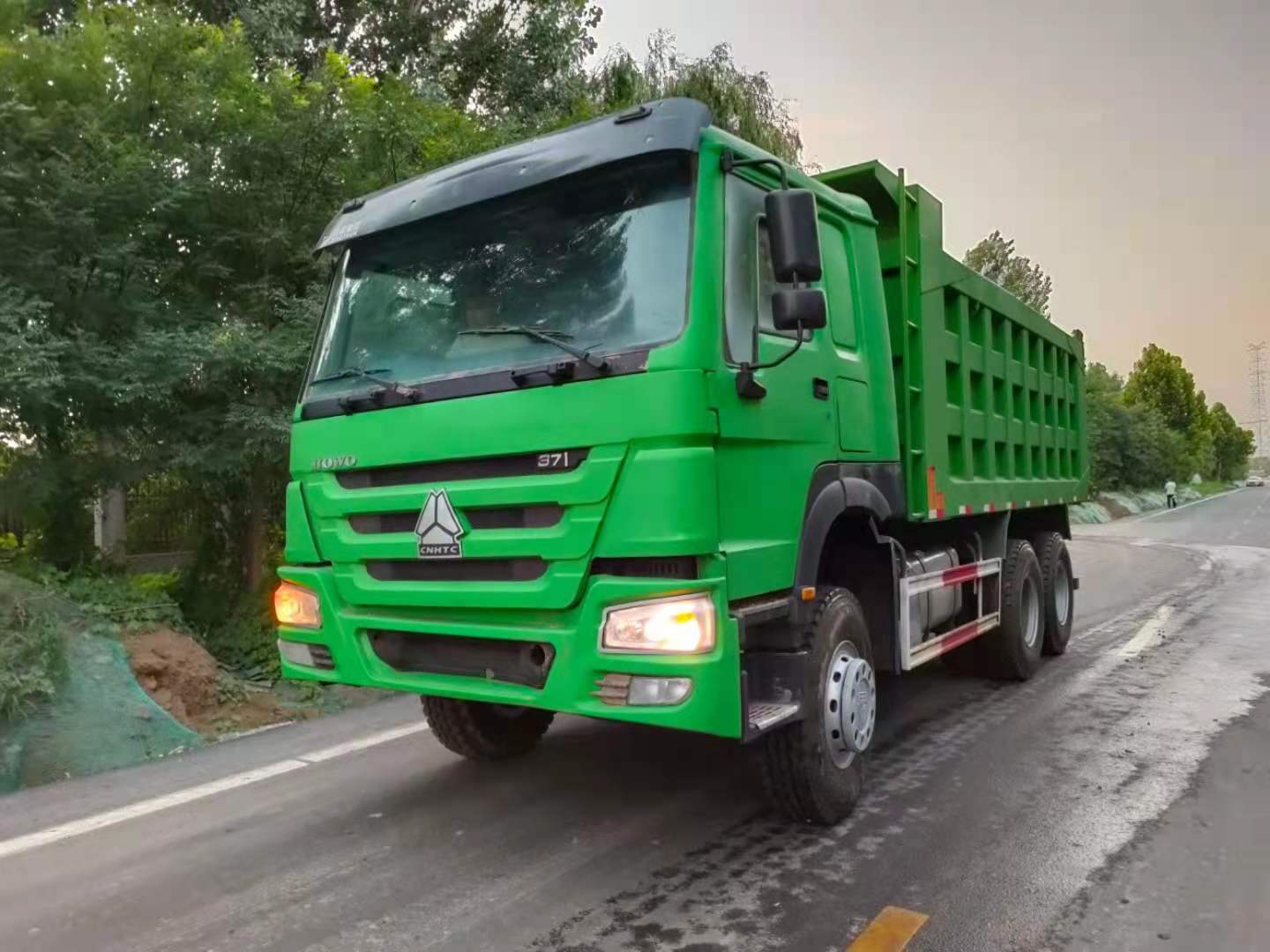 Used Sinotruck 6x4 371hp 30tons Howo Tipper Dump Truck with Manual Transmission Type