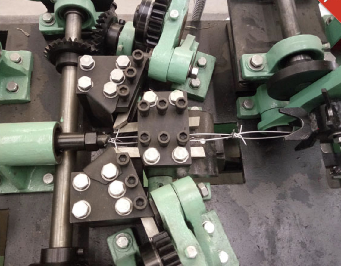 Professional Welded Mesh Machine Double Twisted Barbed Wire Making Machine