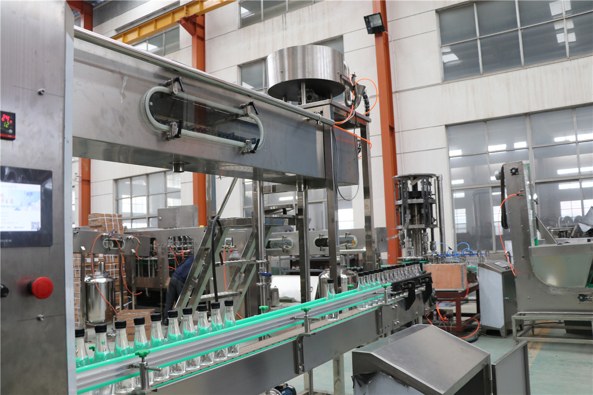 Piston Vacuum Milk Bottle Filling Machine Medium Size With Belt Conveyor