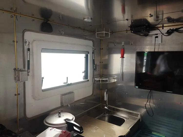 Drive Type 4x4 Off Road RVs Motorhome with 6L Engine Capacity and Awning Accessories