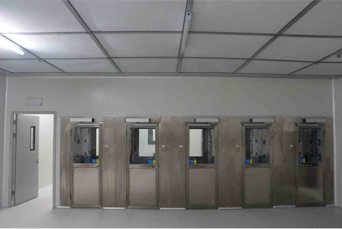 PVC Floor GMP Clean Room , Class 100 1000 Modular Cleanroom Systems Dust Free