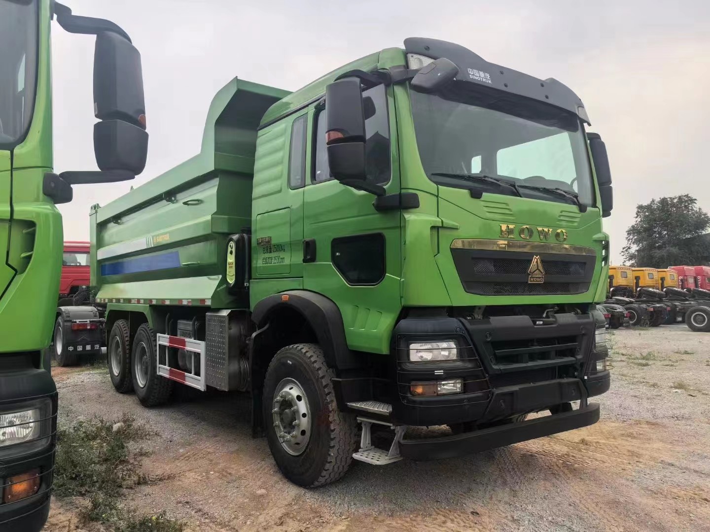 Dump Trucks Sino 400 Hp Brand New 6*4 Drive Mode With 40 Tyre Howo TX Tipper In Stock