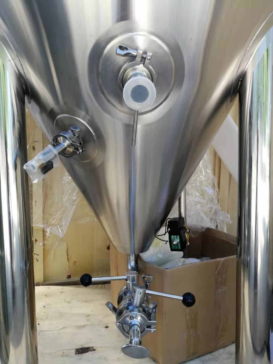 Brewery Beer Fermentation Tank 4000L Volume Side Manhole With Cooling Jacket