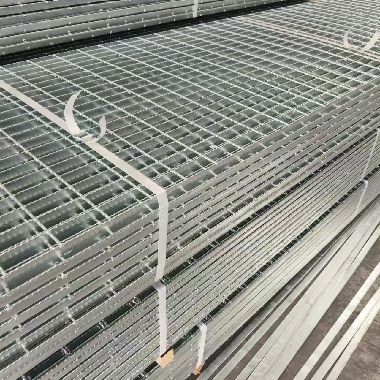 High precision and size control to effectively complete customer custom requirements of steel grid