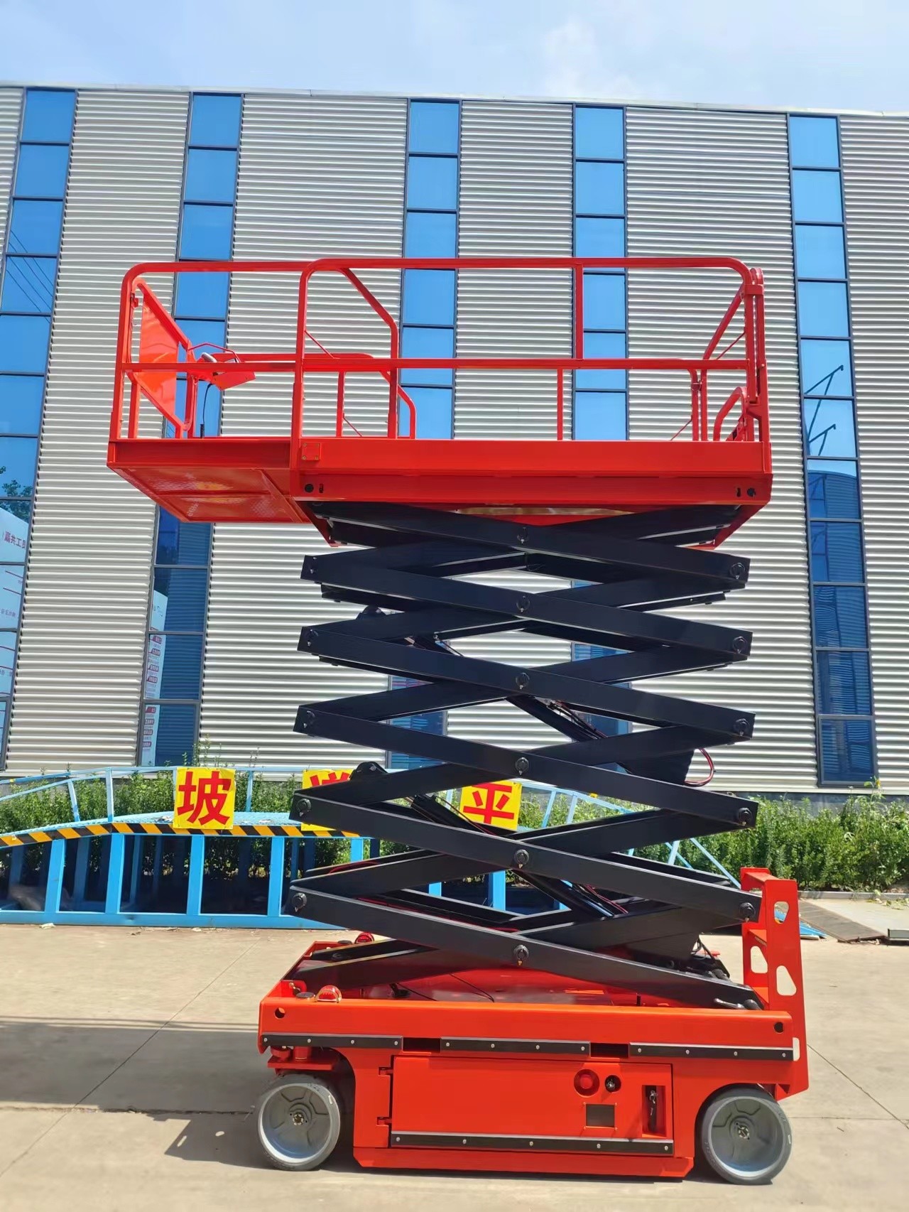 Rough Terrain Scissor Lift , Hydraulic / Electric Motor Lift Drive Mobile Scissor Lift Trolley