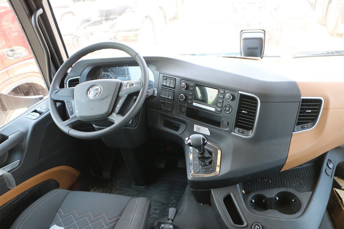 AMT 12-Speed Single-Row Semi-Seat Diesel 480hp 6*4 Shacman Tractor Truck H6000 Model
