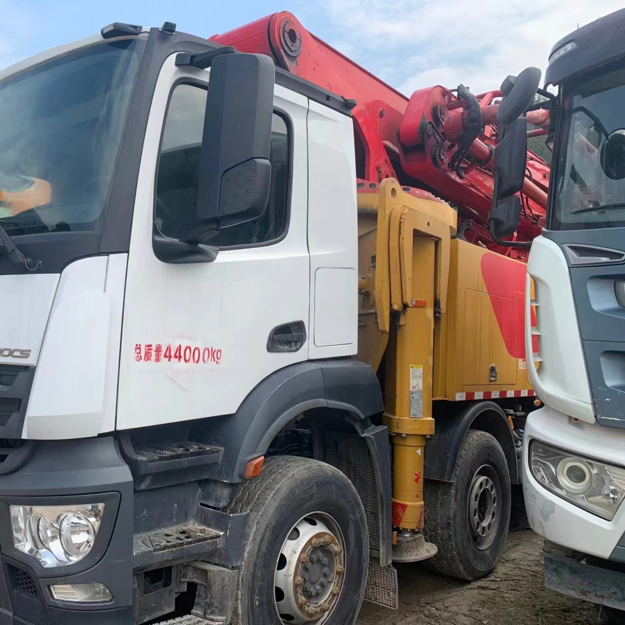 2013 49m 56m 62m Efficient Remote Control Concrete Pump 50M Vertical Reach Compatible with Most Trucks