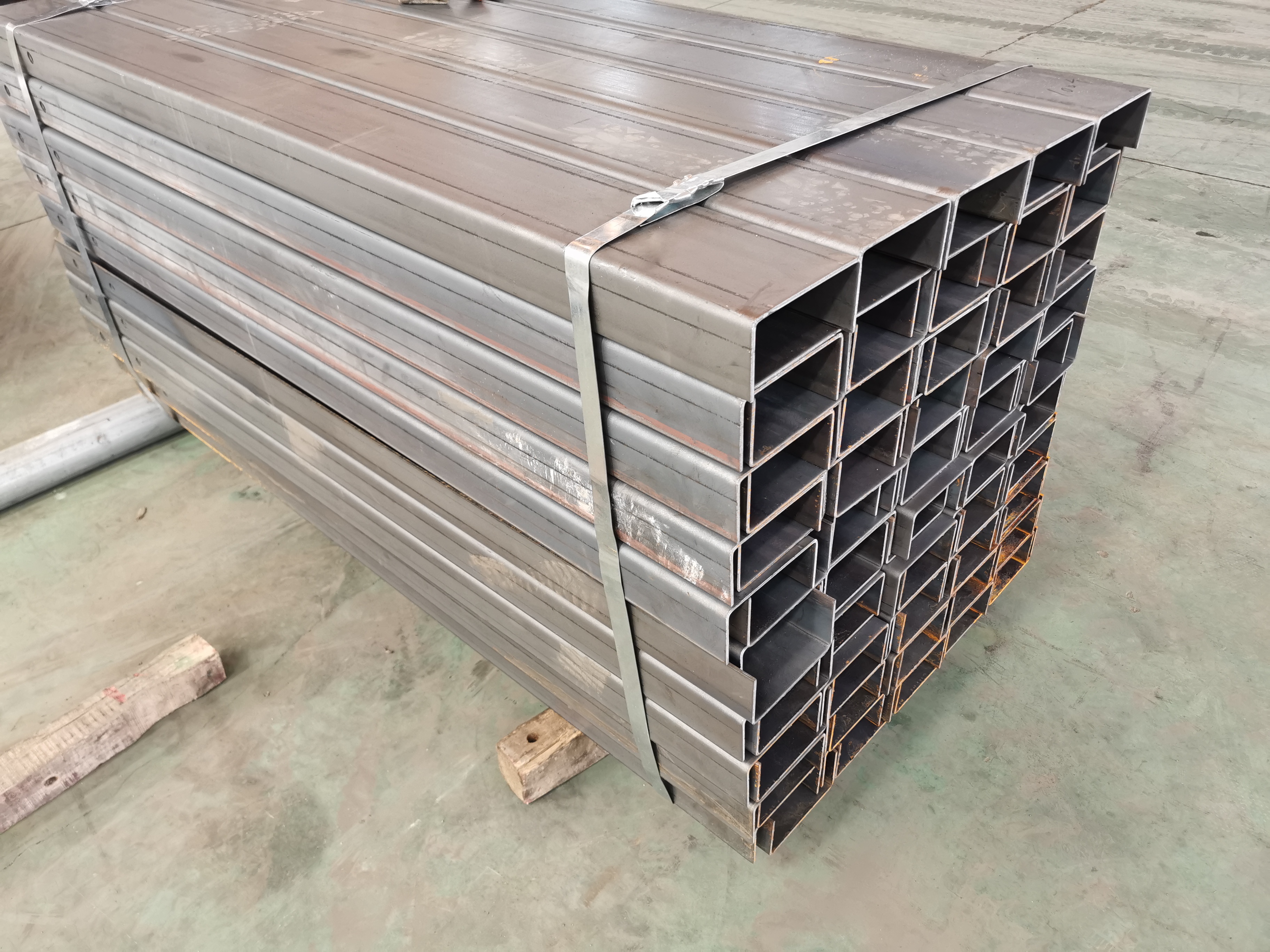 Anti-corrosion Galvanized Metal Flange Post for Roadway Safety and Reliability