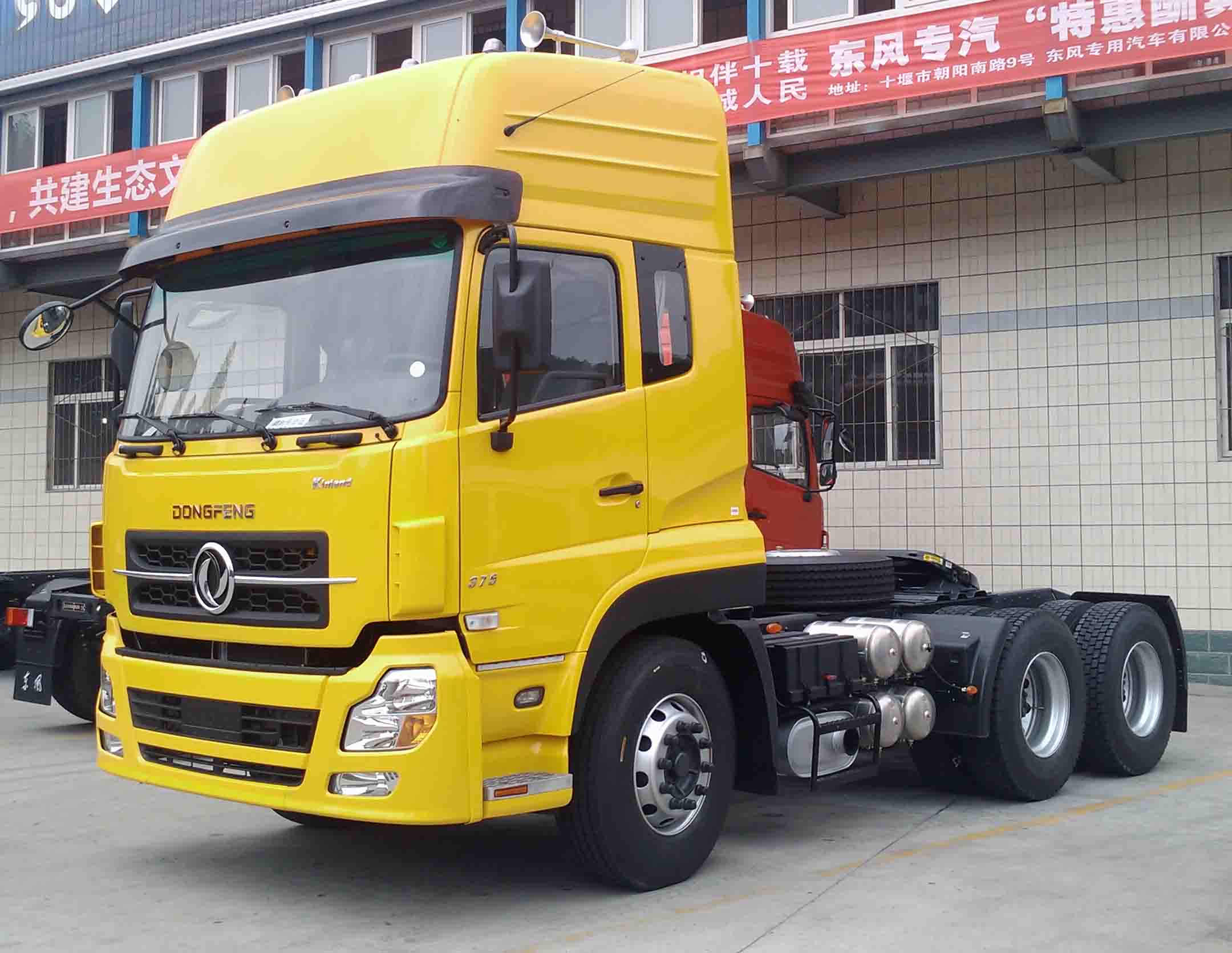 Dongfeng 6x4 High Roof Customized Tractor Truck for 10 Wheel Trailer Rear Camera 360°