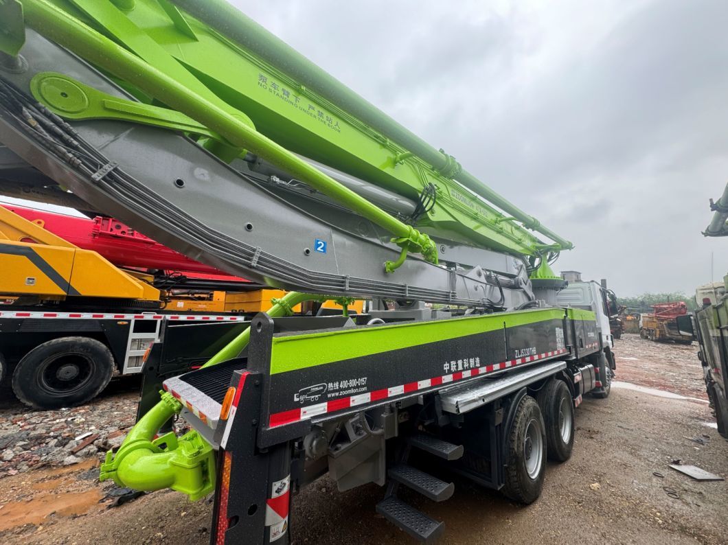 Zoomlion Concrete Pump Truck 47 Meters Installed on The Mercedes Car
