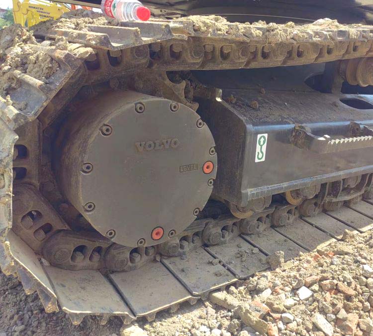 Second Hand Volvo 240 Excavator with 2800 Working Hours and Original Hydraulic Valve