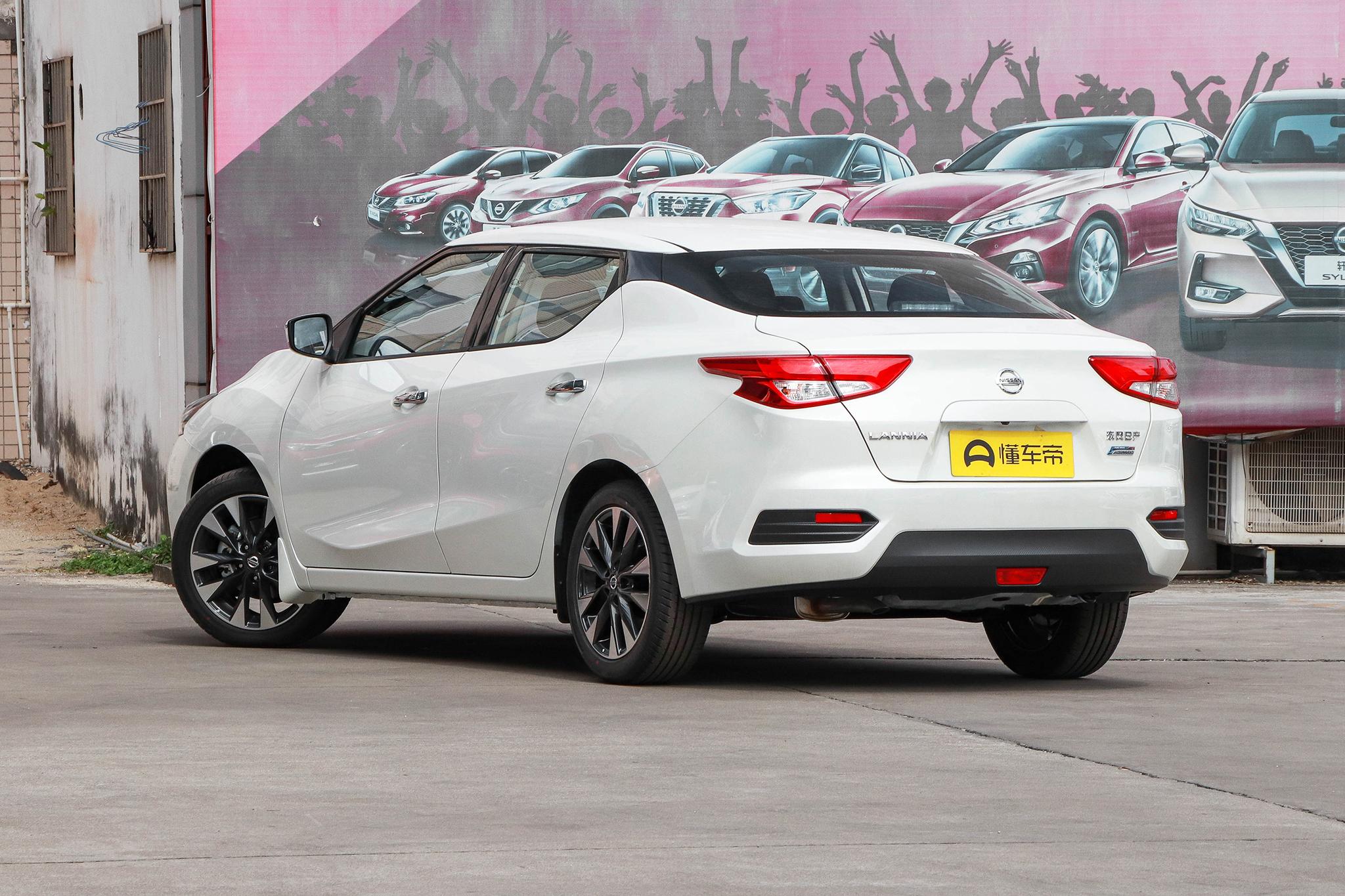 Gasoline Left Hand Dongfeng Nissan LANNIA 185 High Speed 4-door 5-seater Hatchback Used Car
