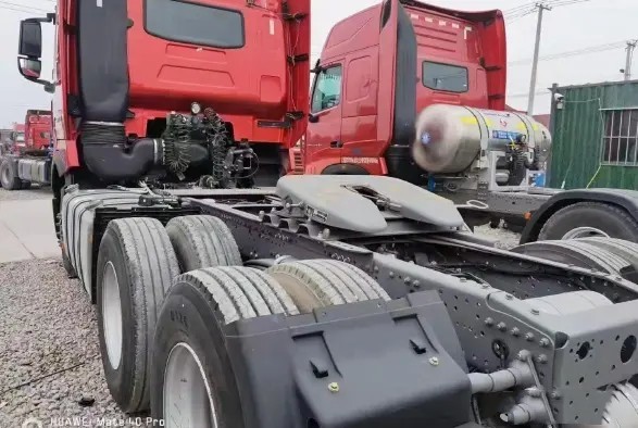 2nd Hand Trailers 3 Seats 6×4 Drive Mode 460hp HOWO Tractor Trailer Red Color 10 Tires