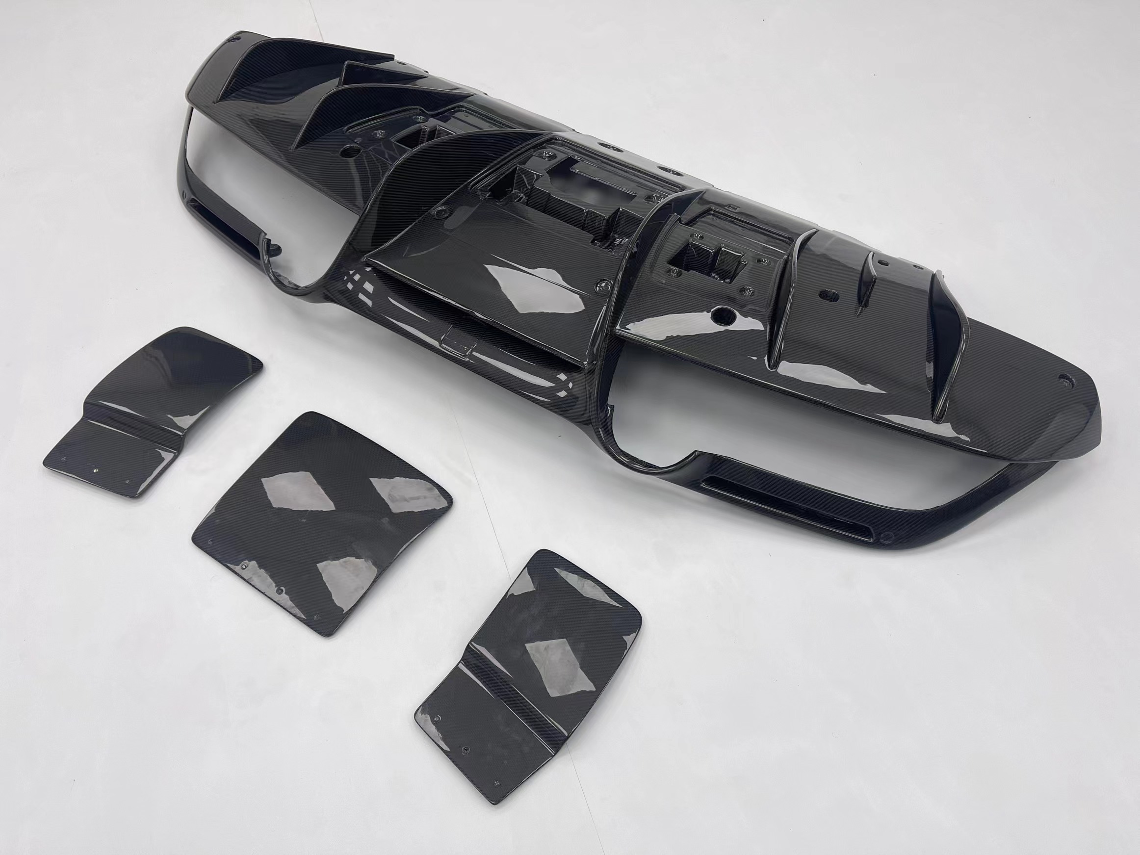 Auto Parts ForFerrari F8 Carbon Fiber Body Kit F8 Upgrade Novi Style Diffuser Carbon Fiber Diffuser