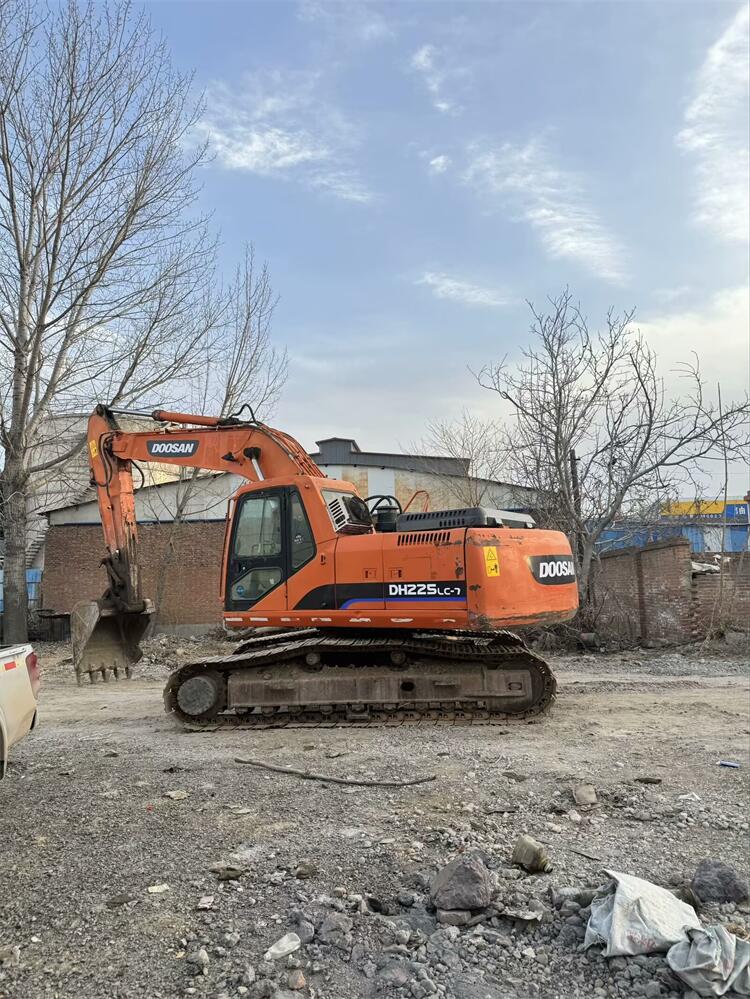 Original DOOSAN DH225 Crawler Excavator with 1m3 Bucket Capacity and 108KW Power