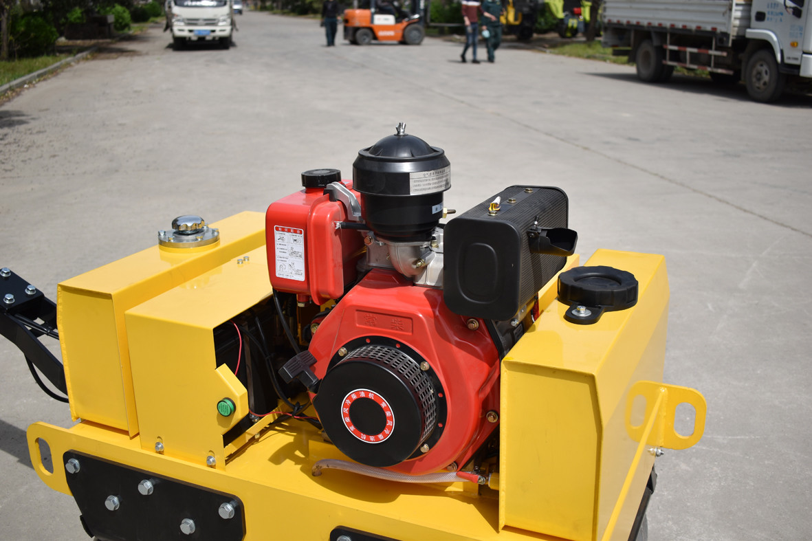 3.8kw/H 1.9L 20kn Walk Behind Road Roller Machine