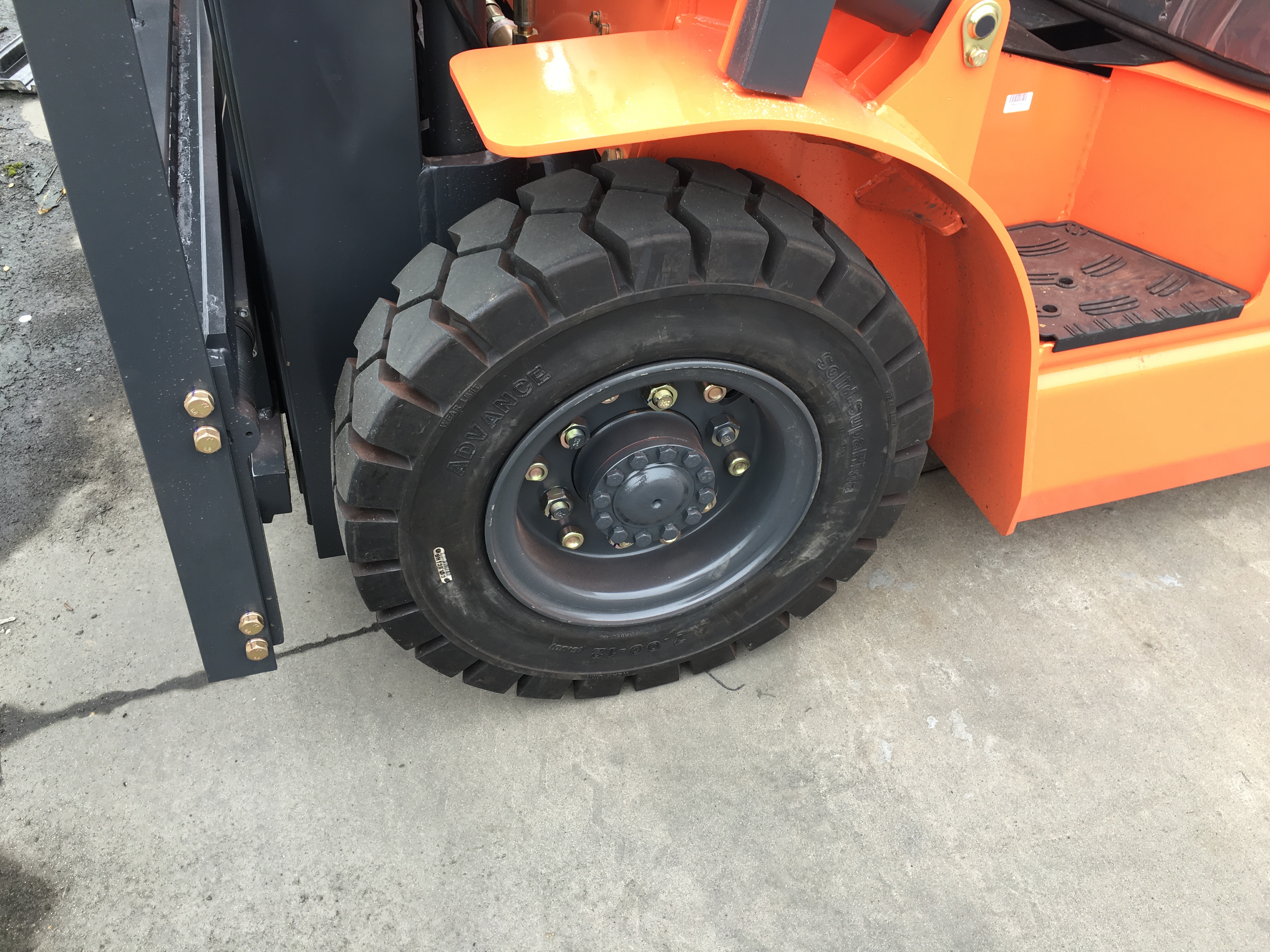 2 3 4ton ISUZU Energy Saving Engine Diesel Powered Forklift Yellow Color Turning Radius 2170mm With CE Certificate