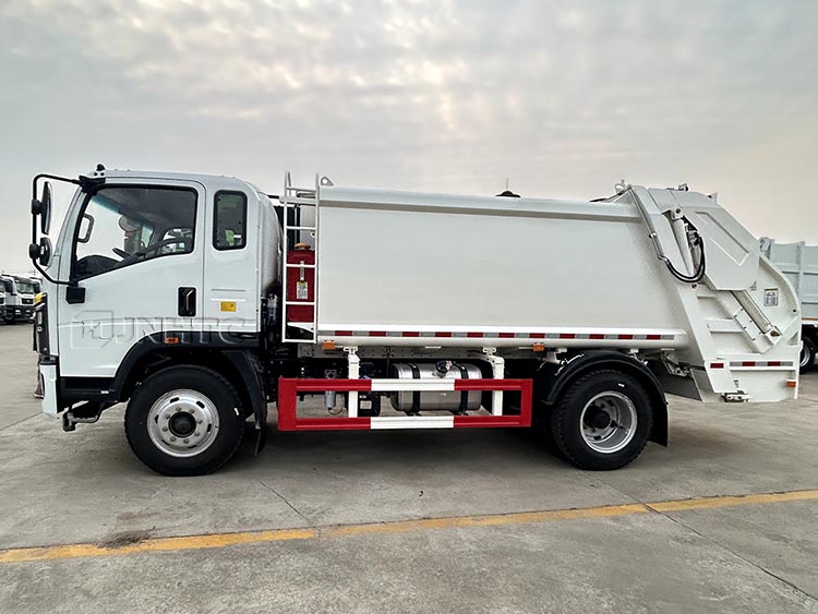 HOWO Light Garbage Truck 10 M3 4X2 Small Garbage Compactor Truck