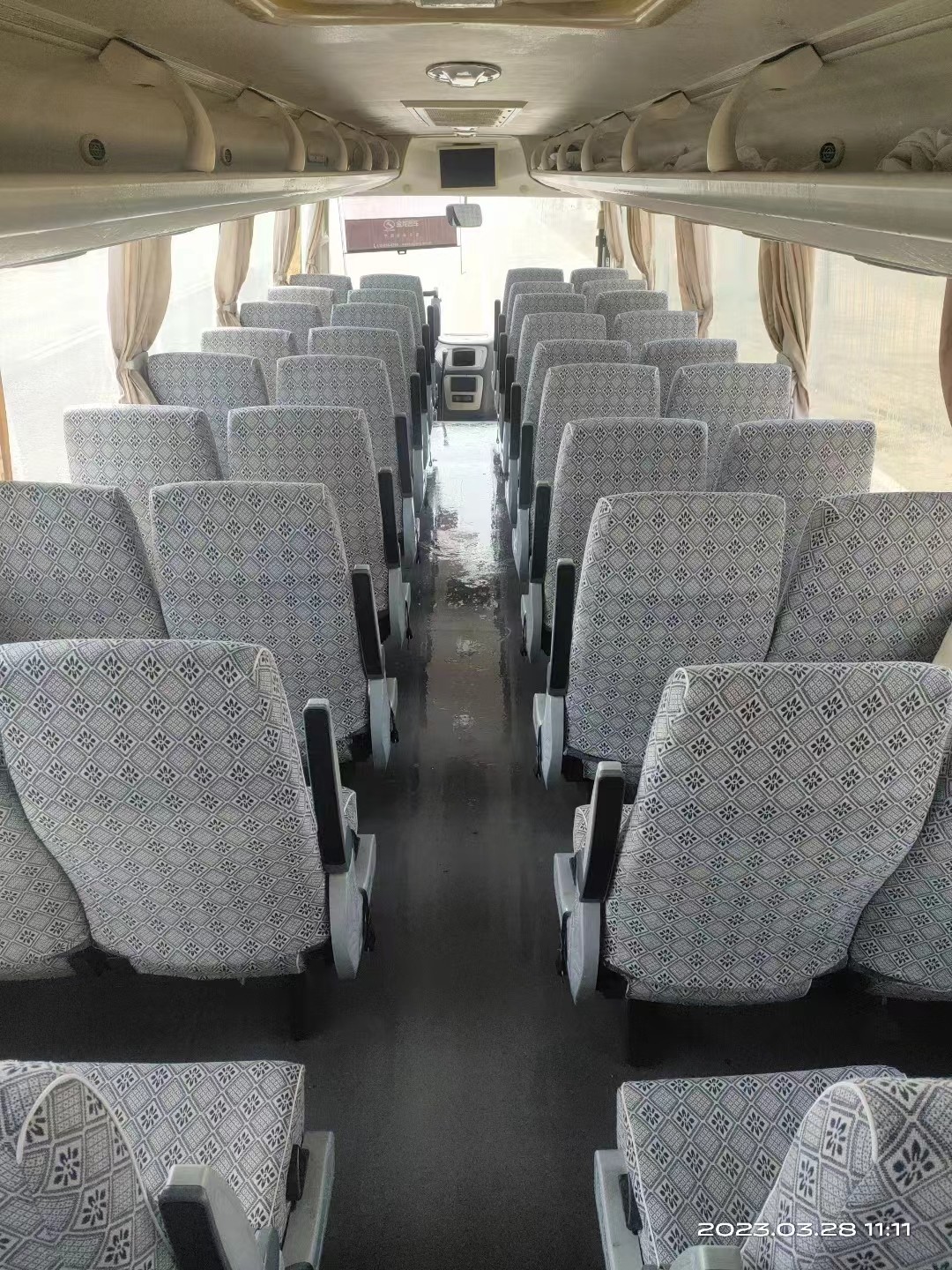 2nd Hand Bus 10.5 Meters Sealing Window Middle Passenger Door 47 Seats Air Conditioner Used Kinglong Bus XMQ6101
