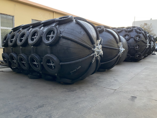 Natural Rubber Air Filled Pneumatic Rubber Fenders With 6-10 Years Lifespan