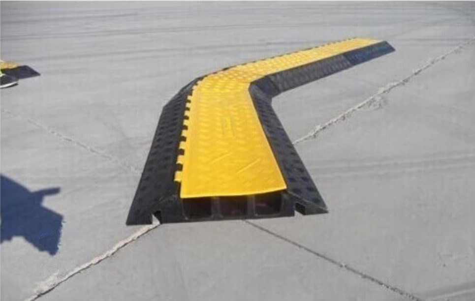 Flexible Rubber 3 Channel Cable 7 Kg Driveway Speed Bumps