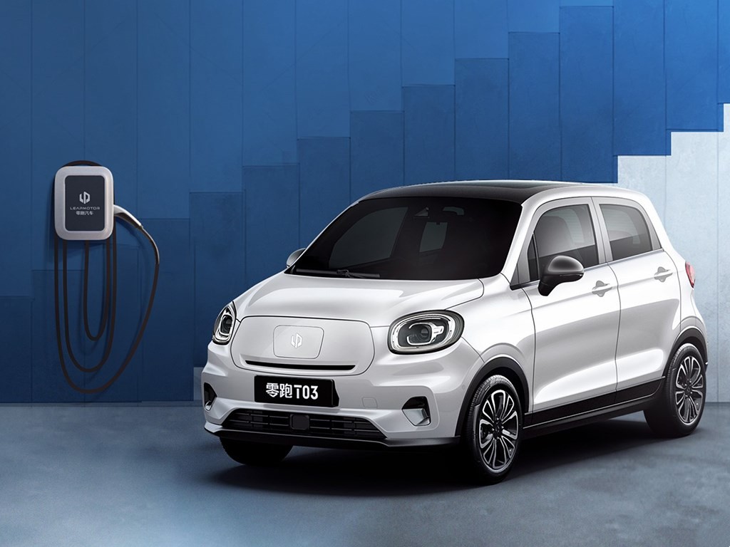 5 Doors 4 Seater Mini EV Cars White Color Reliable Battery Quality