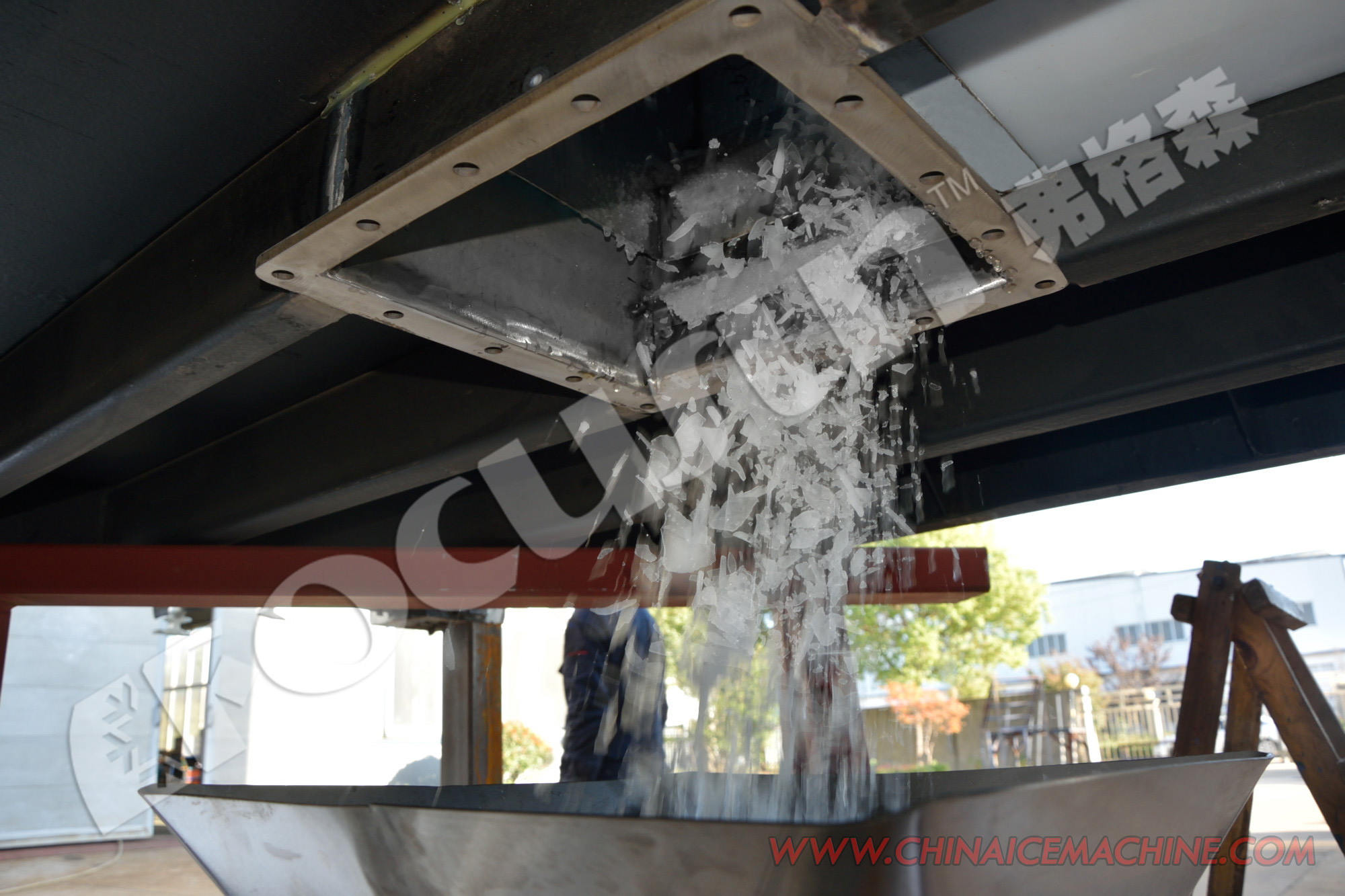 Ice Storage Capacity 30 Tons Outdoor Snow Making Machine for Ski Resorts Parties and More
