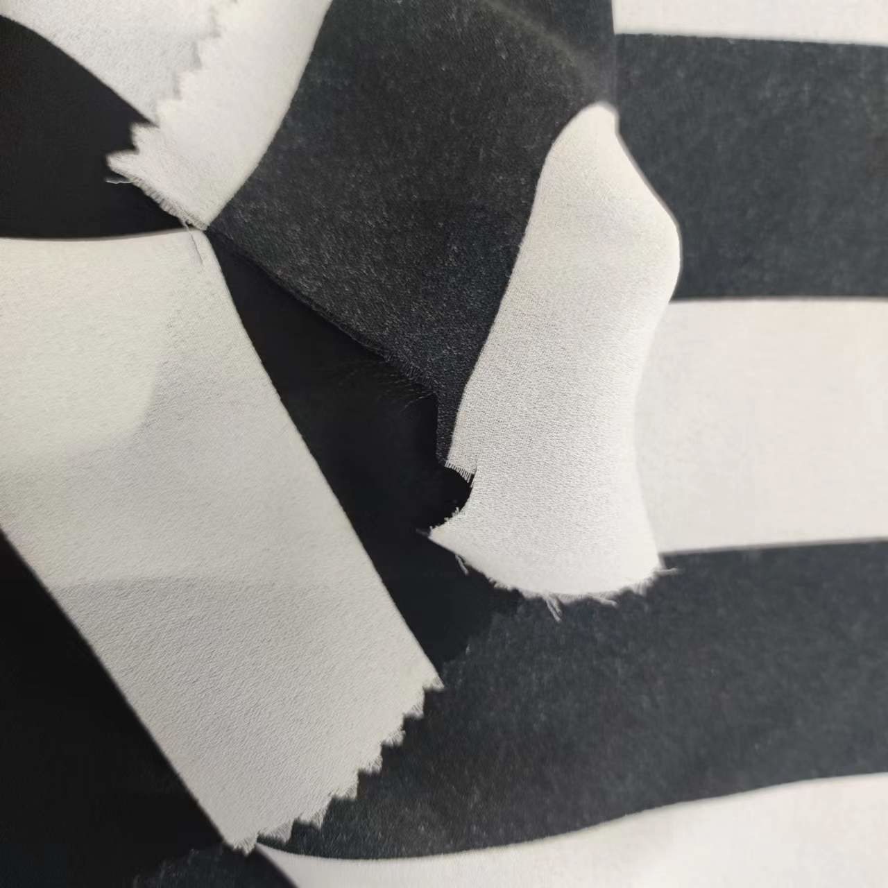 100% Polyester Coarse Stripe 92G Chiffon Fabric Breathable
