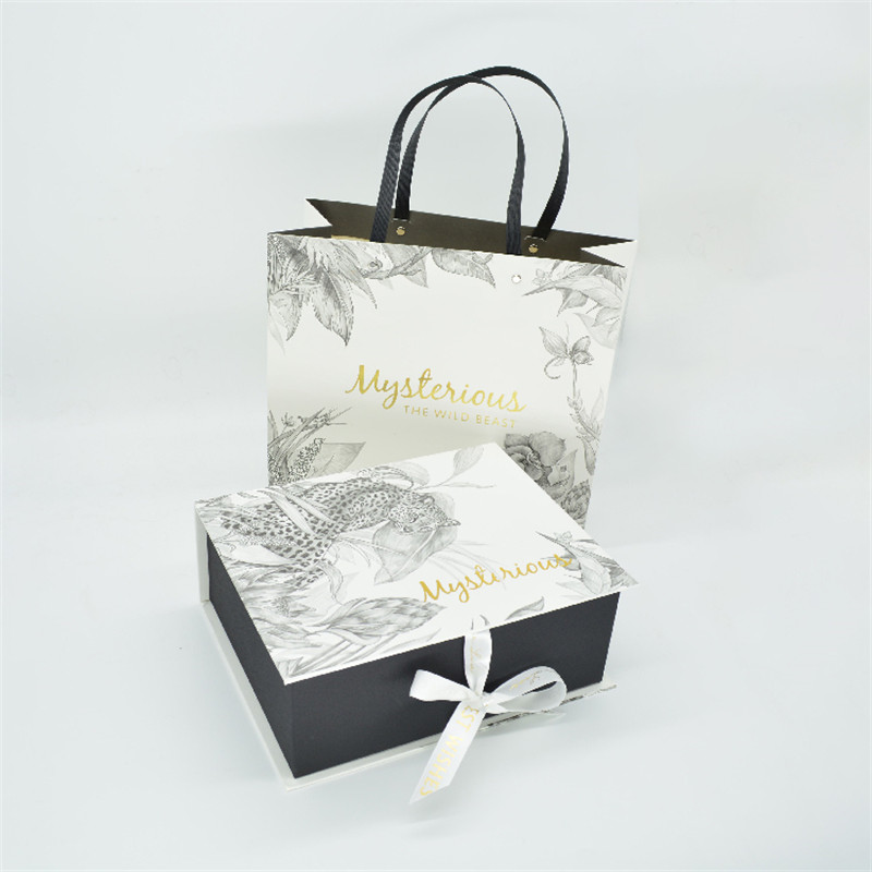 CMYK 4C Recycled Paper Gift Bags Gold Foil Logo For Shopping