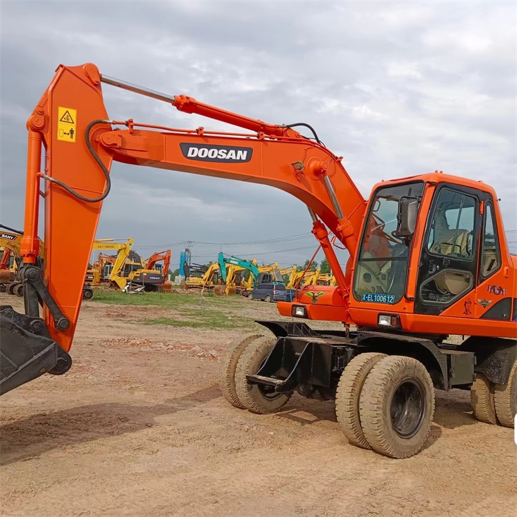 Second Hand Doosan DH150 Excavator with and Machine Weight of 15000 KG in the Middle