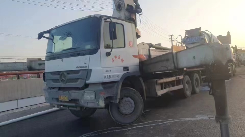 Original Condition 2012 Zoomlion 47m Concrete Pump on Benz Chassis
