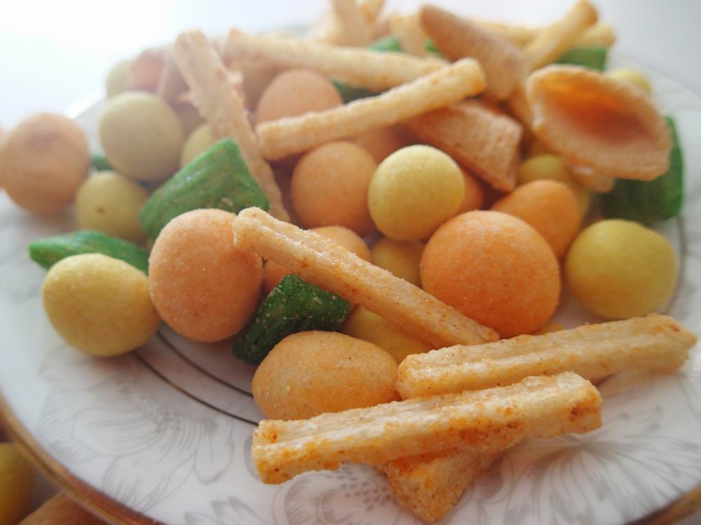 Good Tasty Best Price Chinese Rice Cracker Mix with Nuts Gluten Free Triangle crispy cracker snack