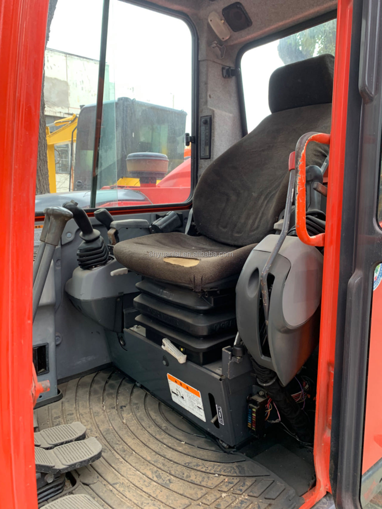 8000 KG Kubota185-3 Excavator with 0.35m3 Bucket Capacity and Mild Steel Construction