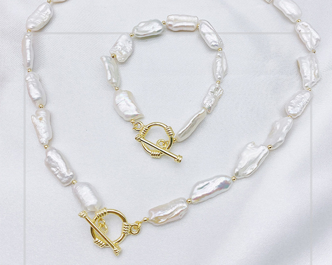 Baroque Pearl Coin Portrait Pendant Necklace for Women Vintage Link Chain Necklace Natural Baroque Pearl necklace