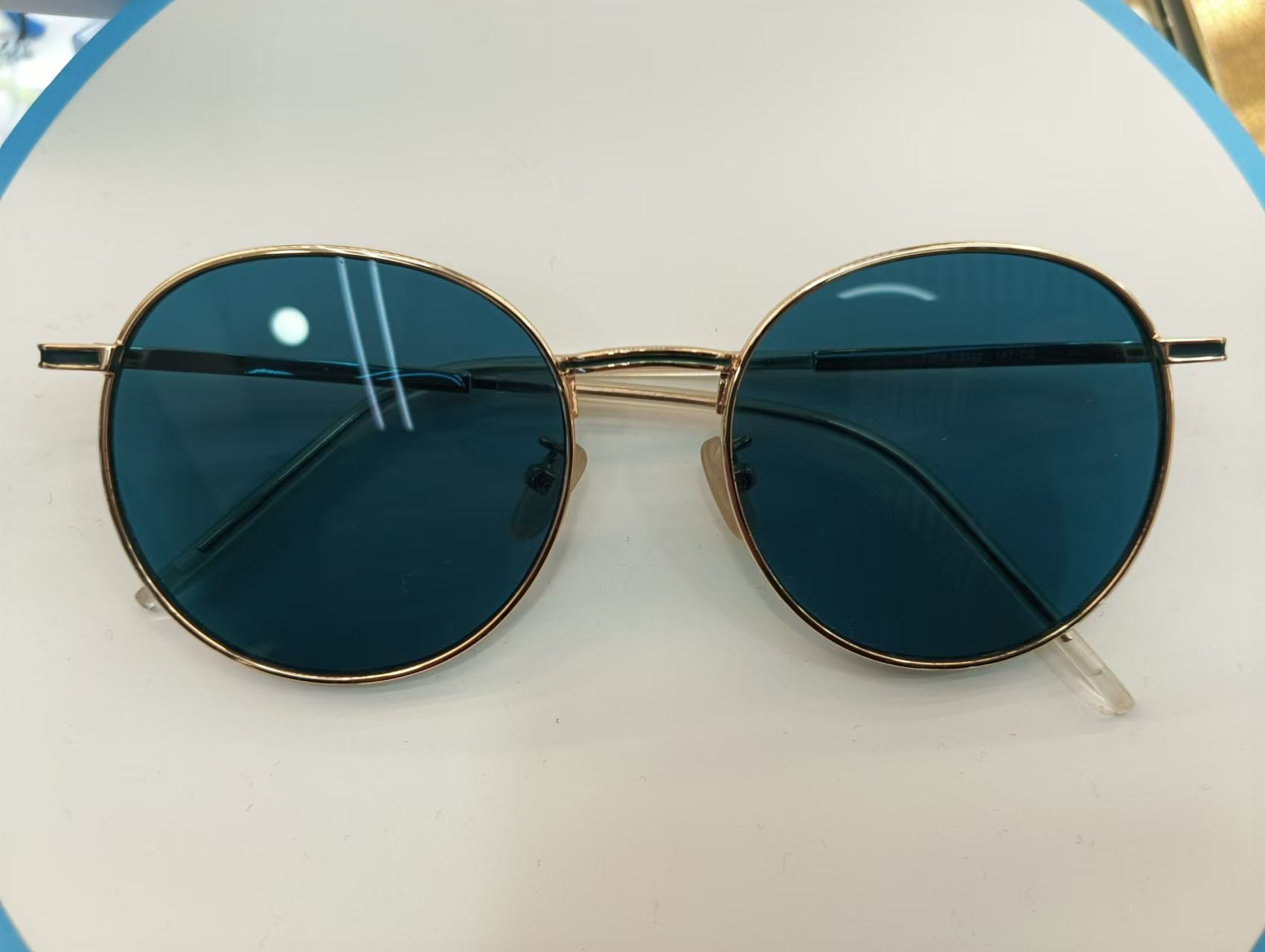 Fashionable men's goggles for outdoor sports paired with cool styling fashionable influencers handsome outfits trendy accessories