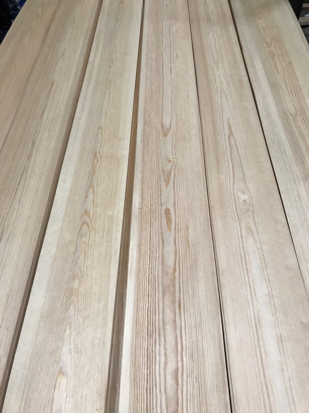 Natural Pine Wood Veneer Pine Sliced Veneer Crown Pine Veneer for Furniture Door and Plywood Industry