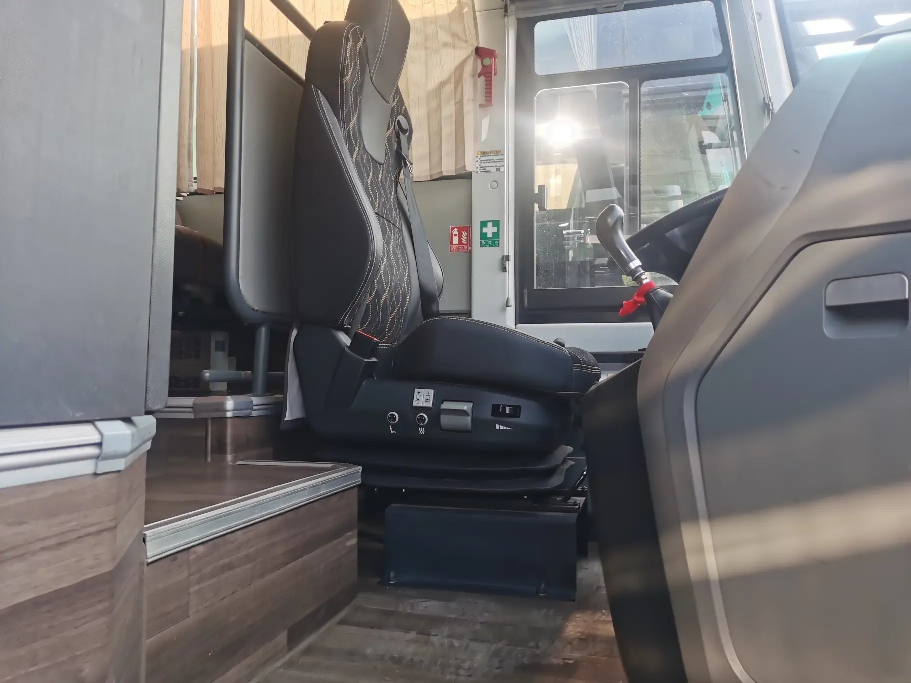 Used Luxury Buses 50 Seats Champagne Color Middle Passenger Door Water Dispenser Second Hand Youngtong ZK6117